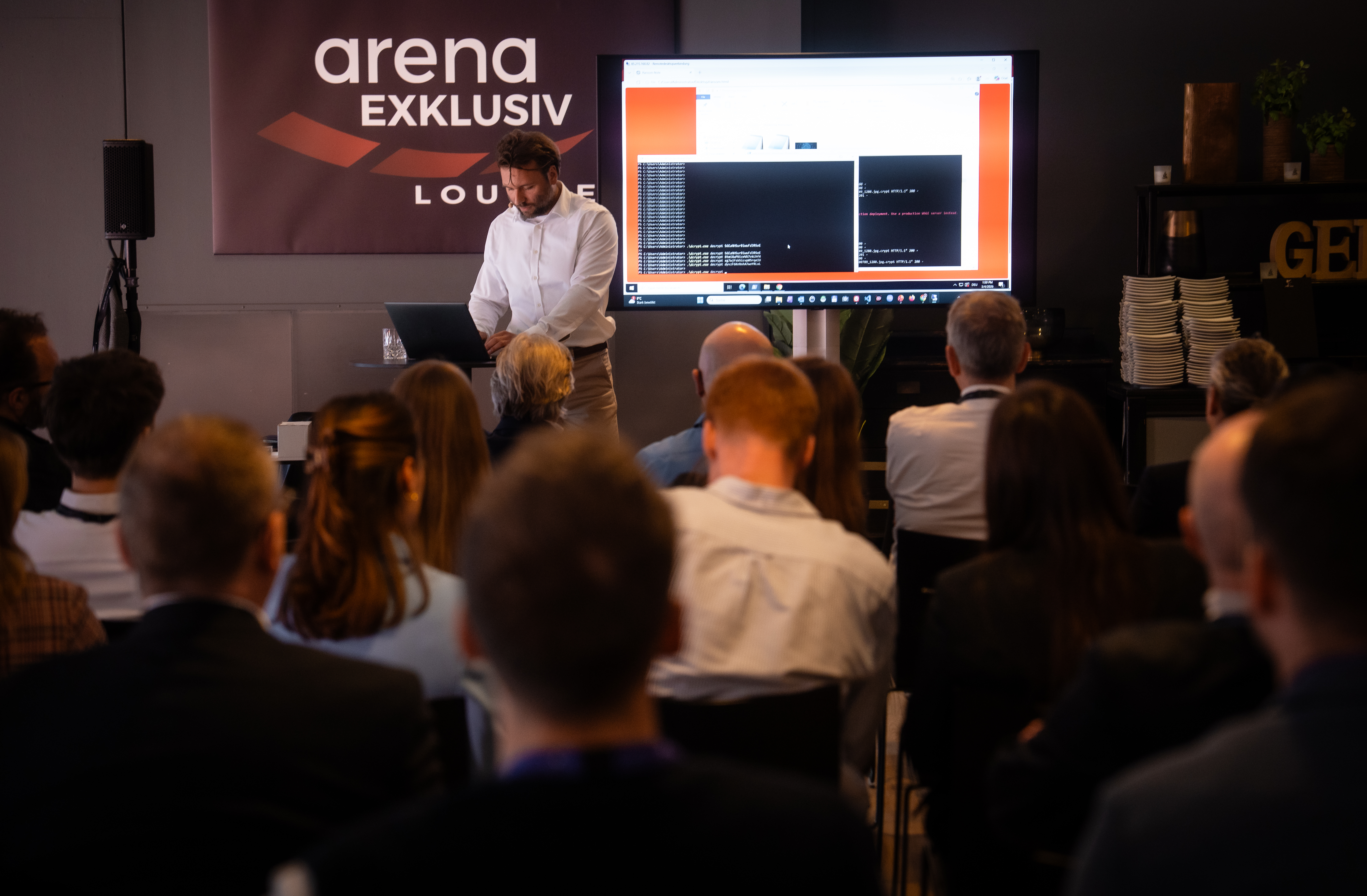 Florian Kuckelkorn presenting a live hacking demonstration in front of an audience